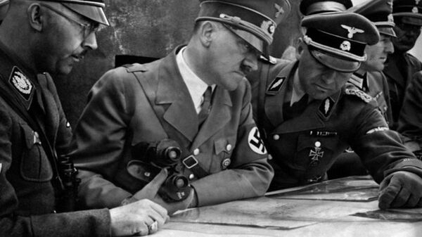 Генрих Гиммлер Адольф Гитлер Мартин Борман [слева направо]