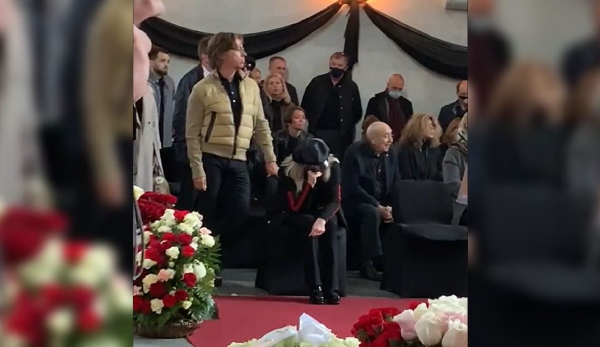 Последнее видео пугачевой 2024. Пугачева на похоронах Краснова. Пугачева 2023 похороны. Похороны Аллы Пугачевой.