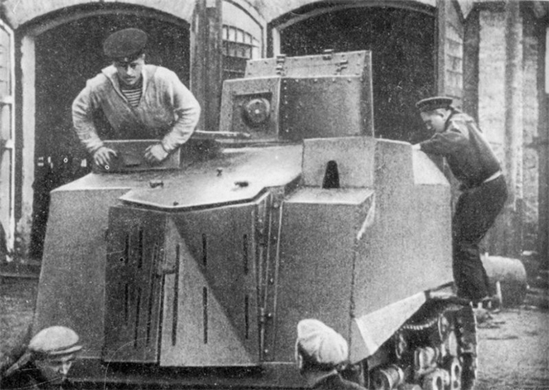 Эрзац-танк НИ (На испуг). Одесса, осень 1941 года Эрзац-танк НИ (На испуг). Одесса, осень 1941 года - РИА Новости, 1920, 18.09.2026