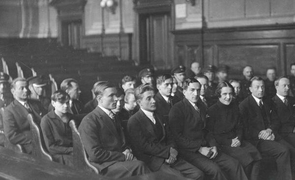  Юлиан Головинский (второй справа) во время судебного процесса по делу об убийстве Станислава Собиньского