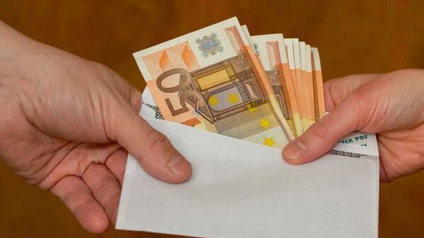 деньги, зарплата в конверте, конверт с деньгами, евро