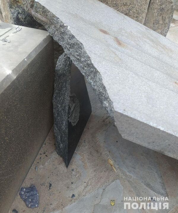  памятник «Жертвам Холокоста»