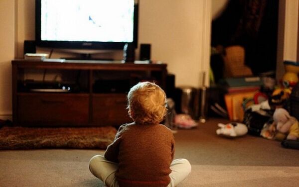 ребенок смотрит телевизор
