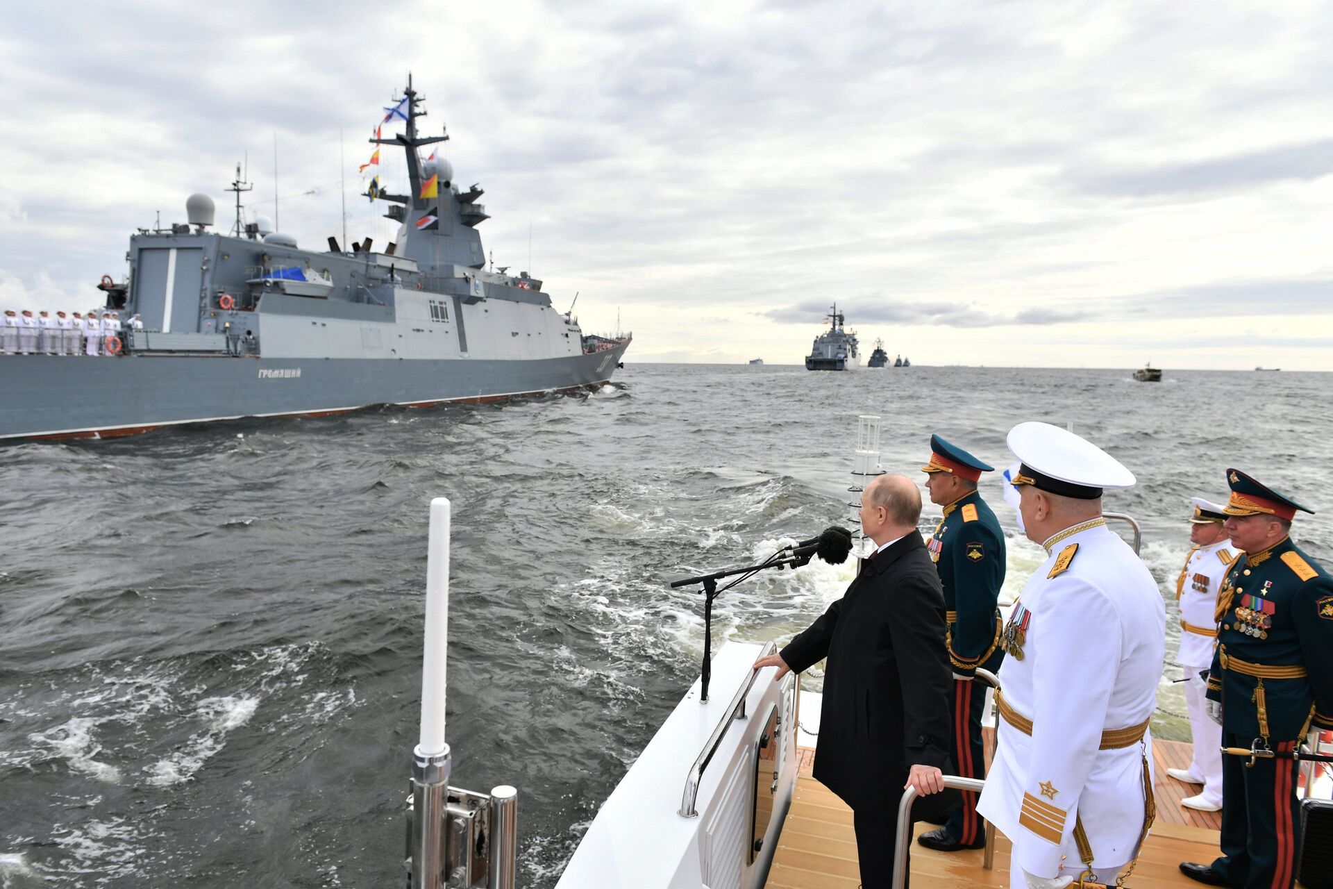 Президент РФ В. Путин принял участие в Главном военно-морском параде - РИА Новости, 1920, 14.10.2021