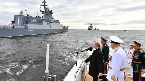 Президент РФ В. Путин принял участие в Главном военно-морском параде