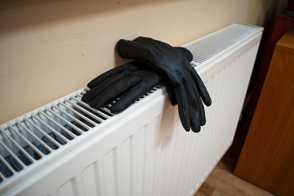 батарея сток зима осень жилье квартира комната греет греться греть руки тепло центральное отопление