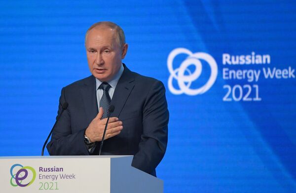 Президент РФ В. Путин принял участие в пленарном заседании форума Российская энергетическая неделя