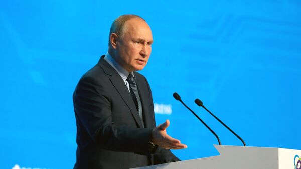 Президент РФ В. Путин принял участие в пленарном заседании форума Российская энергетическая неделя