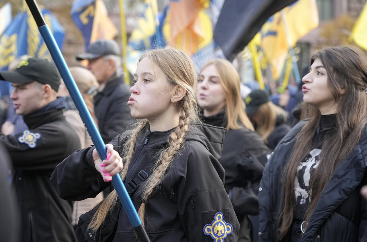 Майдан девушки. Украинские нацисты. Украинские националисты 2014.