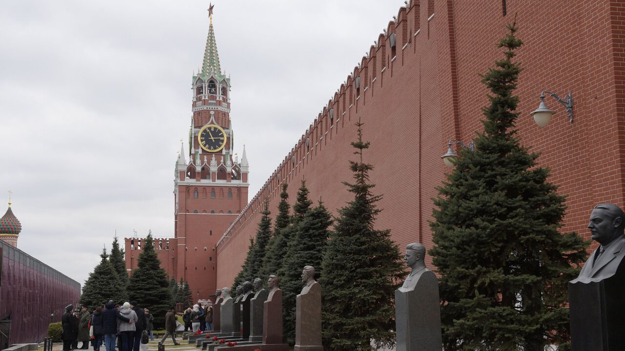 Украинский след у Кремлевской стены. Гражданская война за память  продолжается - 13.07.2022 Украина.ру