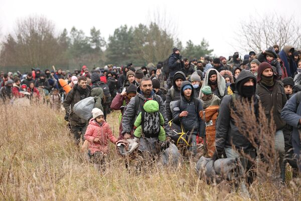 мигранты КПП лесополоса нелегалы толпа горизонталь беженцы граница Белоруссия Польша
