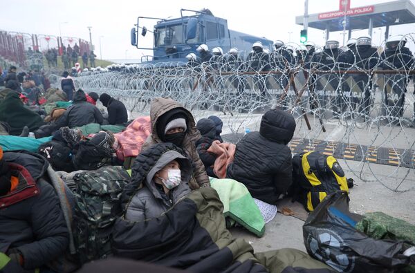 мигранты КПП лесополоса нелегалы толпа горизонталь беженцы граница Белоруссия Польша
