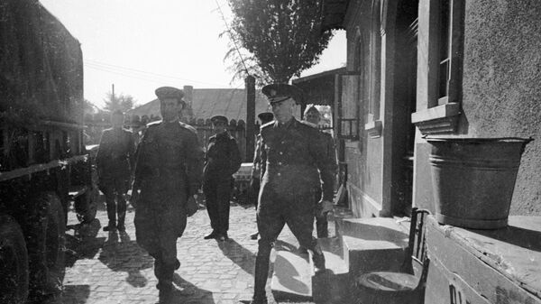 Арест диктатора Иона Антонеску (справа). Ион Антонеску - румынский государственный деятель, маршал, премьер-министр и кондукэтор (аналог фюрера) Румынии в 1940—1944 годах.