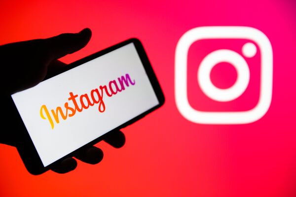 Приложение для обмена фотографиями и видеозаписями с элементами социальной сети Instagram в телефоне