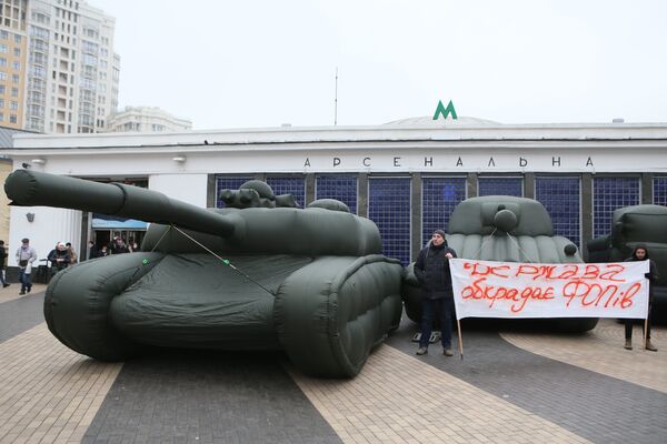 Предприниматели в знак протеста выставили надувную военную технику в Киеве