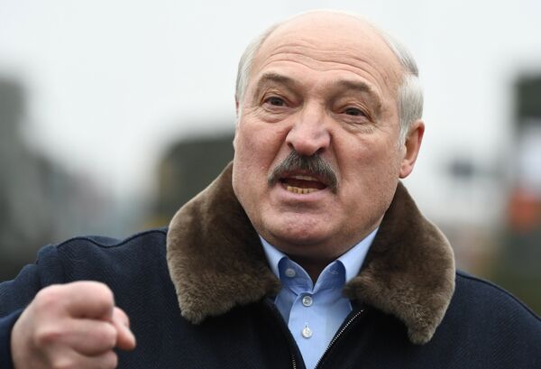 Президент Белоруссии А. Лукашенко посетил лагерь мигрантов на границе