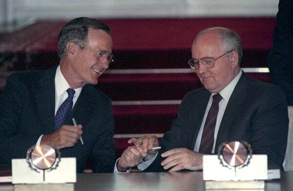 Президент СССР Михаил Горбачев (справа) и президент США Джордж Буш старший, посетивший Советский Союз с официальным визитом, в Кремле во время подписания Договора о стратегических наступательных вооружениях.