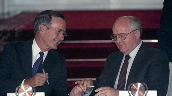 Президент СССР Михаил Горбачев (справа) и президент США Джордж Буш старший, посетивший Советский Союз с официальным визитом, в Кремле во время подписания Договора о стратегических наступательных вооружениях.