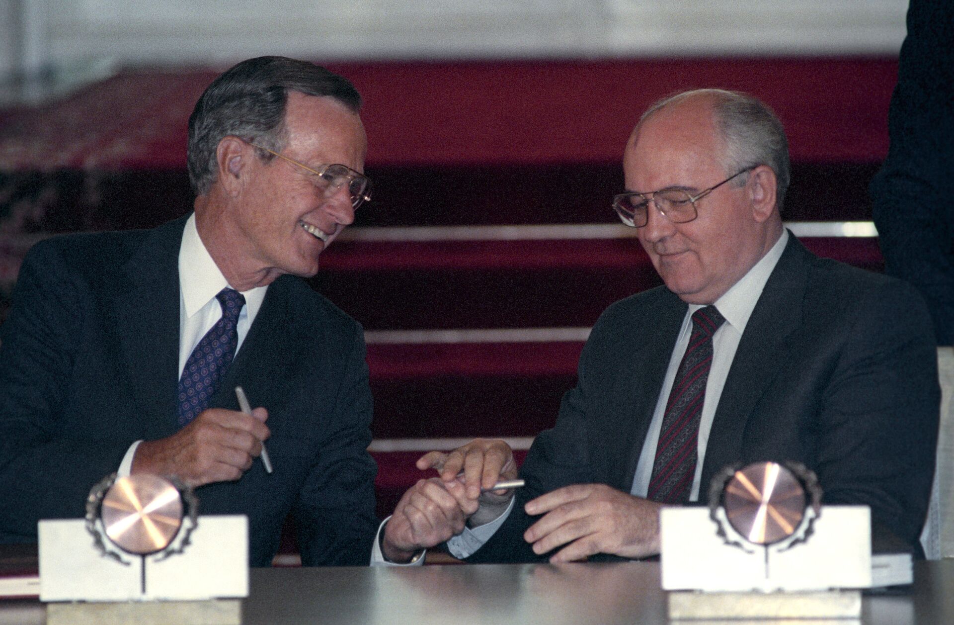 Президент СССР Михаил Горбачев (справа) и президент США Джордж Буш старший, посетивший Советский Союз с официальным визитом, в Кремле во время подписания Договора о стратегических наступательных вооружениях. - РИА Новости, 1920, 31.12.2021