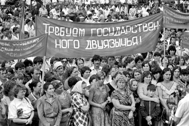 © РИА Новости . И. Зенин / Участники митинга в Комрате Не только Часов Яр. Как 98-я дивизия ВДВ остановила гражданскую войну в Бессарабии