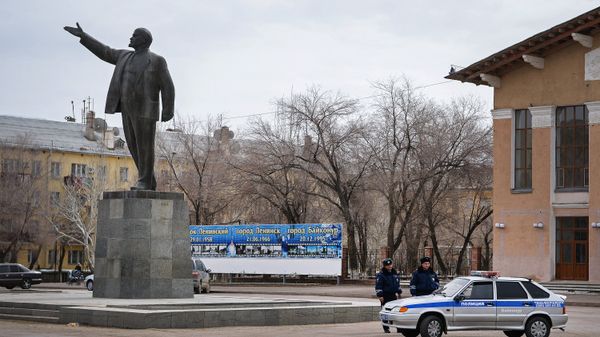Памятник Ленину в Байконуре Памятник Ленину в Байконуре