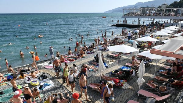  Отдыхающие на берегу Черного моря в Ялте
