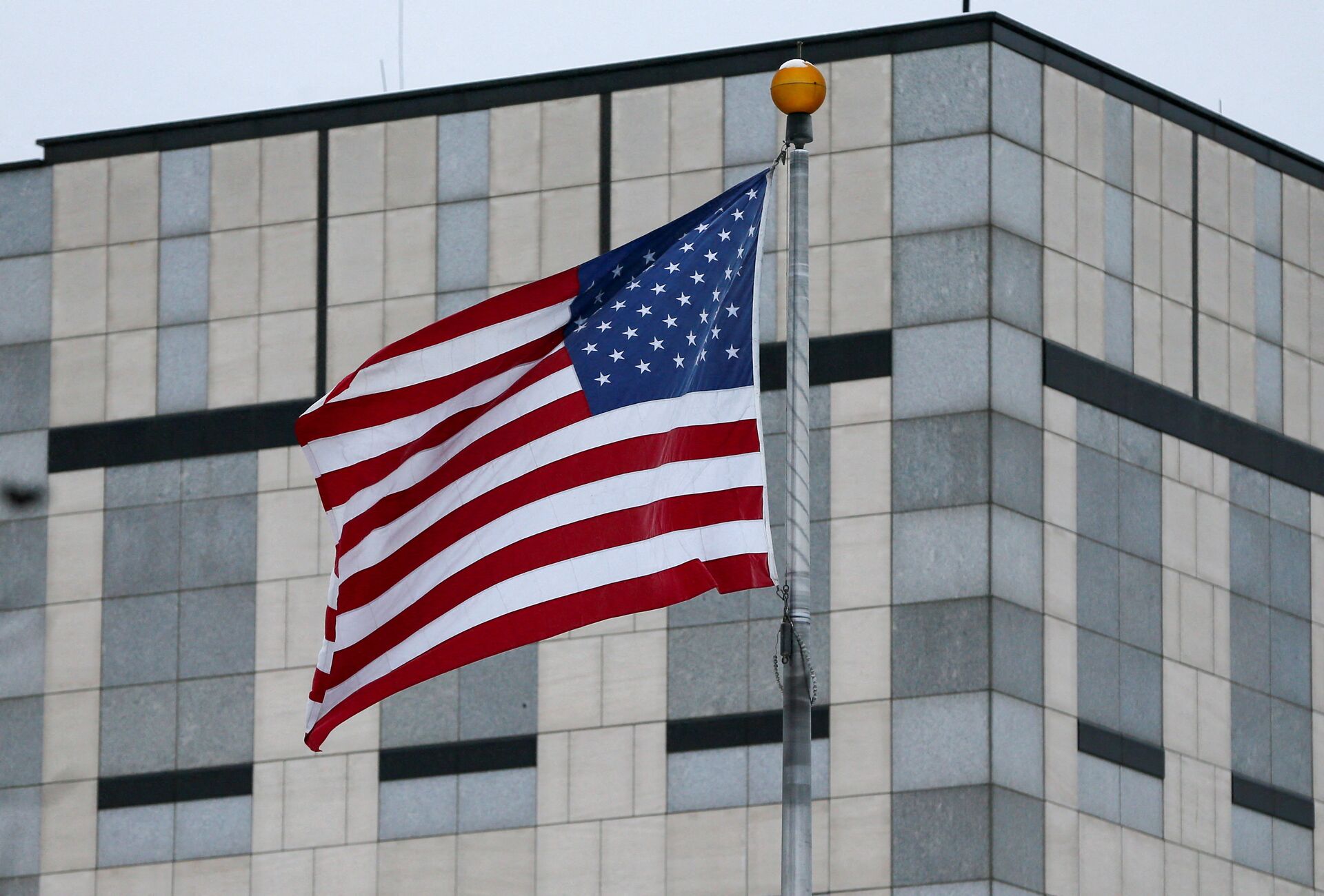 посольство США в Киеве флаг - РИА Новости, 1920, 10.02.2022