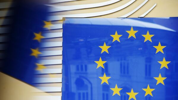 Логотип Евросоюза возле здания штаб-квартиры Европейского парламента в Брюсселе