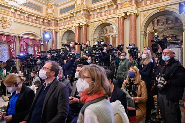 Украина журналисты СМИ пресса фотокамера видеокамера