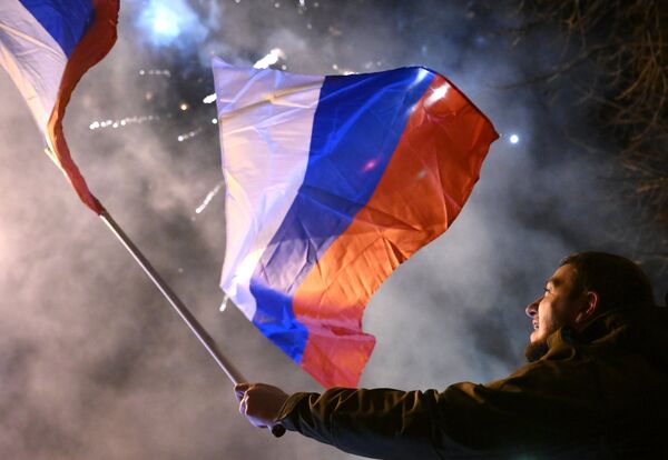 Жители Донецка и Луганска празднуют признание Россией ДНР и ЛНР