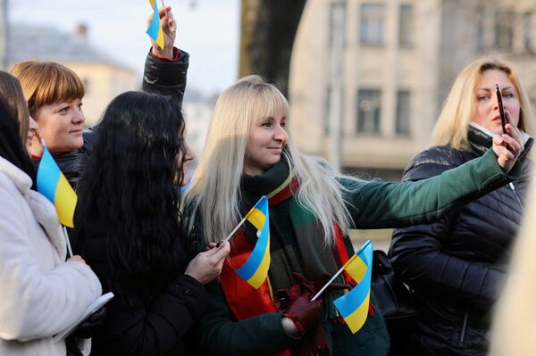 Львов жители украинский флаг