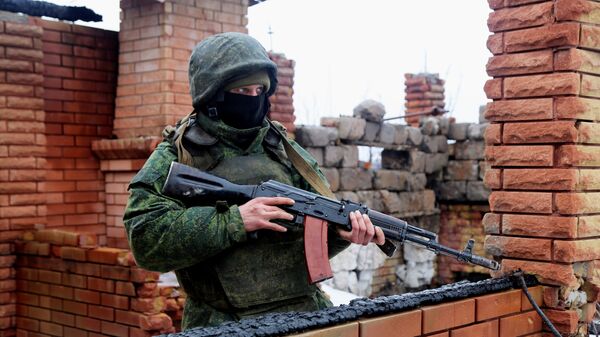 Боец Народной милиции ЛНР на позиции в районе поселка Сокольники Луганской области