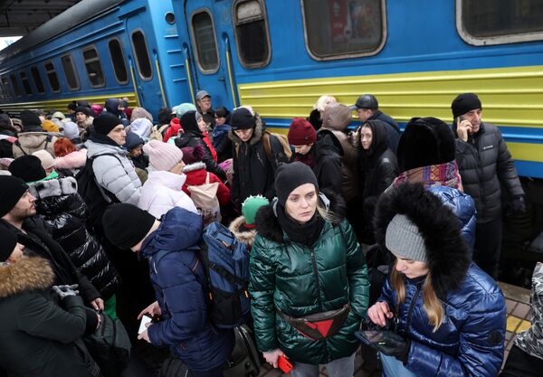 Люди ждут посадки на эвакуационный поезд из Киева во Львов украинские беженцы