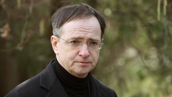 Российская делегация прибыла к месту переговоров с Украиной Российская делегация прибыла к месту переговоров с Украиной