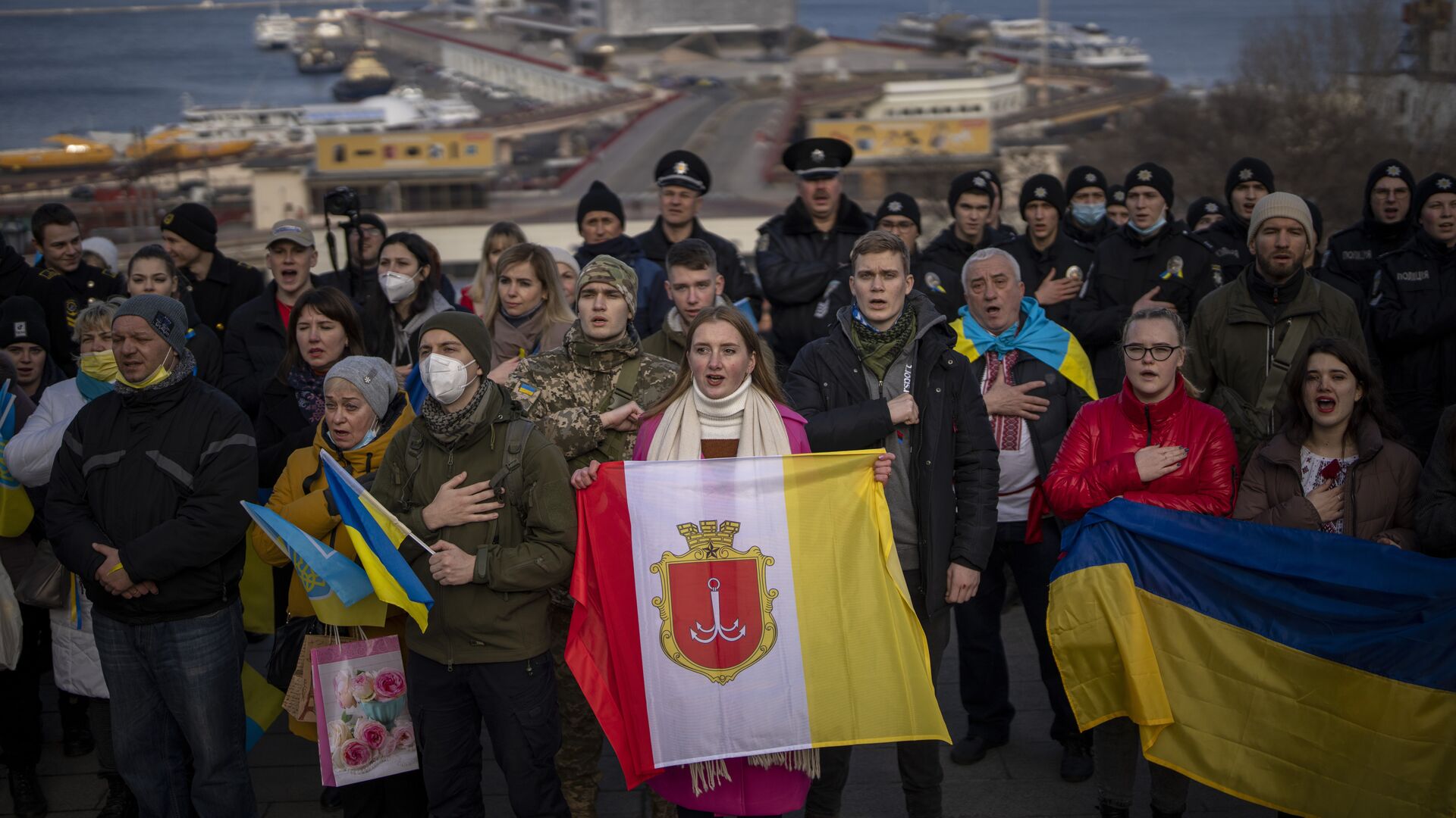 Украина Одесса флаг порт жители поют гимн герб  - РИА Новости, 1920, 17.02.2023