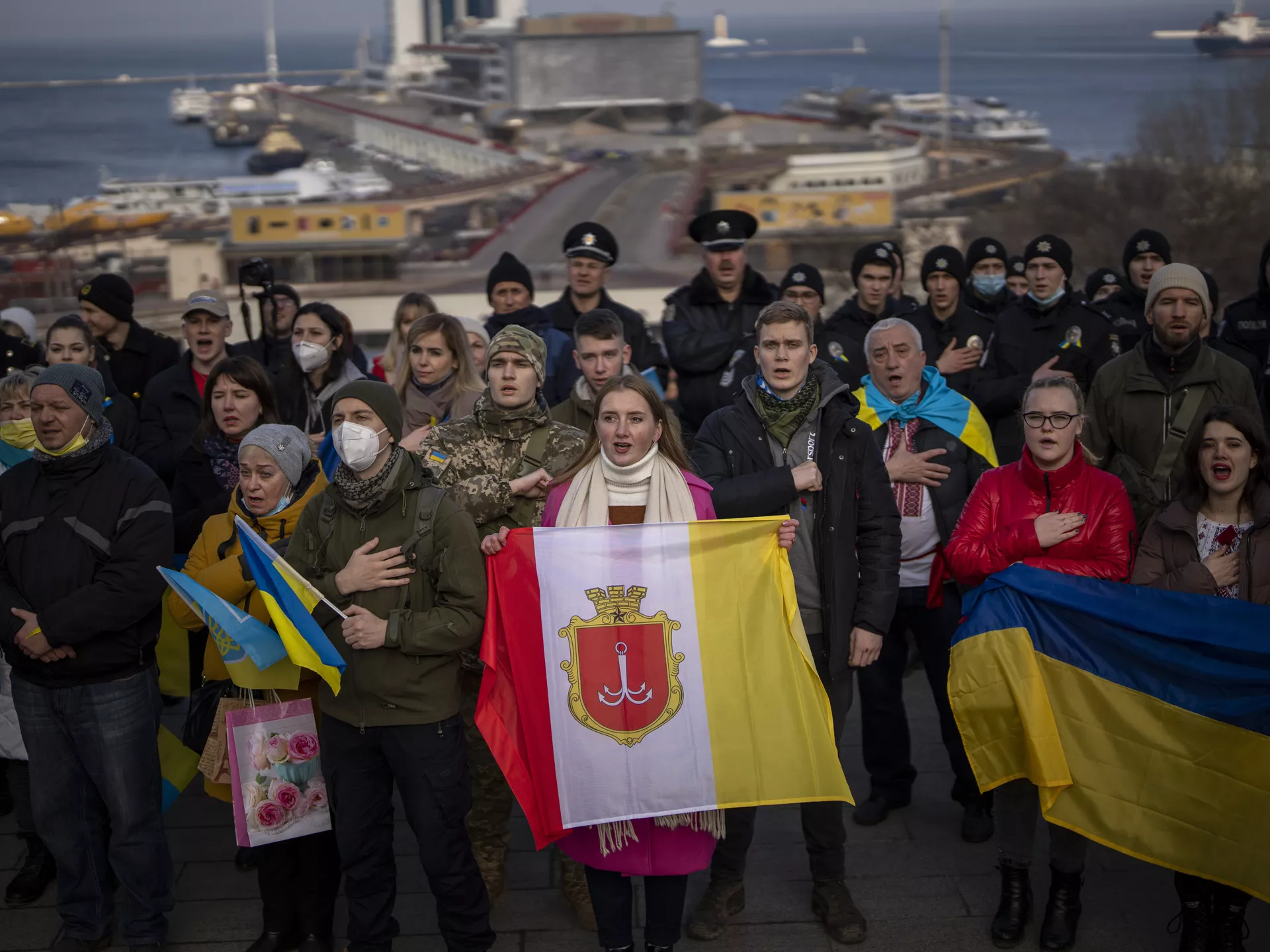 Украина Одесса флаг порт жители поют гимн герб - РИА Новости, 1920, 04.03.2022