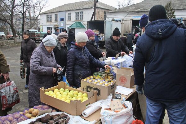 жители ДНР  рынок   хлеб еда пища консервы фрукты продукты