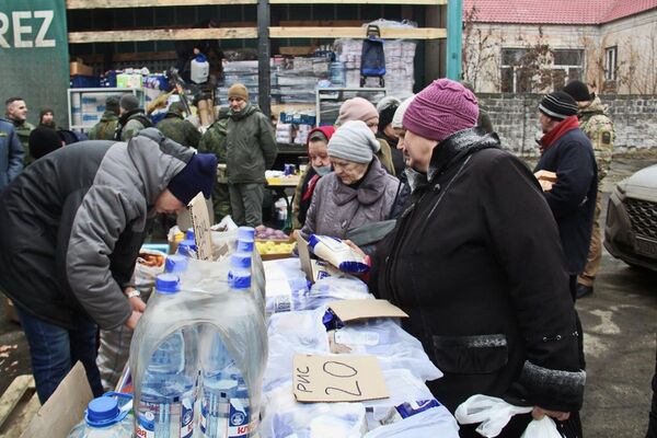 жители ДНР рынок хлеб еда пища консервы фрукты продукты