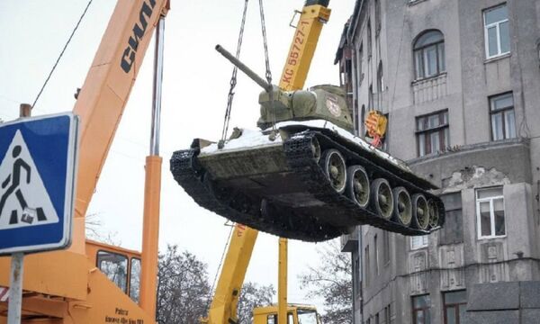 В Черновцах демонтируют танк, который был установлен как памятник освобождения города от нацистской армии