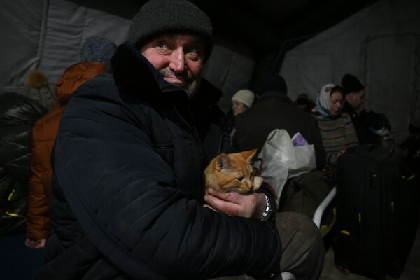 Жители Мариуполя покидают город при помощи гуманитарного коридора, организованного МЧС ДНР