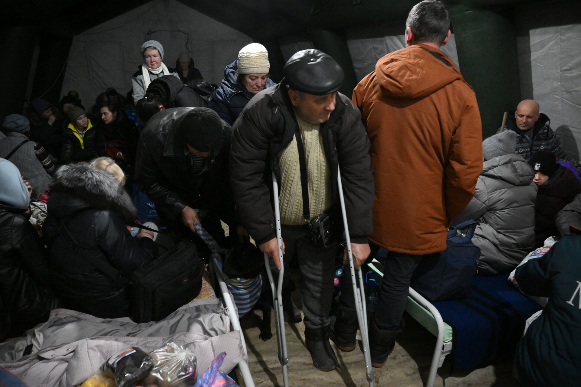 Жители Мариуполя покидают город при помощи гуманитарного коридора, организованного МЧС ДНР - РИА Новости, 1920, 07.03.2022