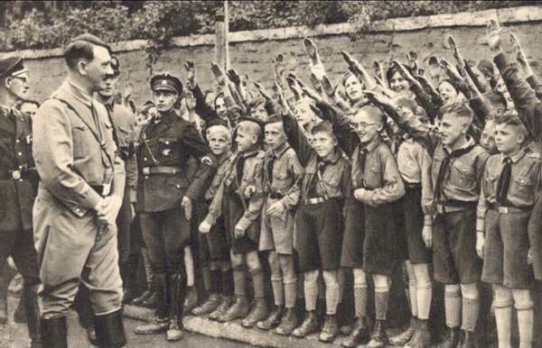 Юные фашисты в лагере Гитлерюгенд. 1930-е Гитлер Адольф