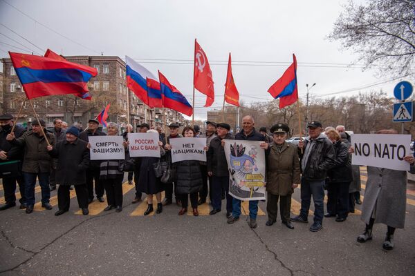 Акция в поддержку России у посольства РФ в Ереване