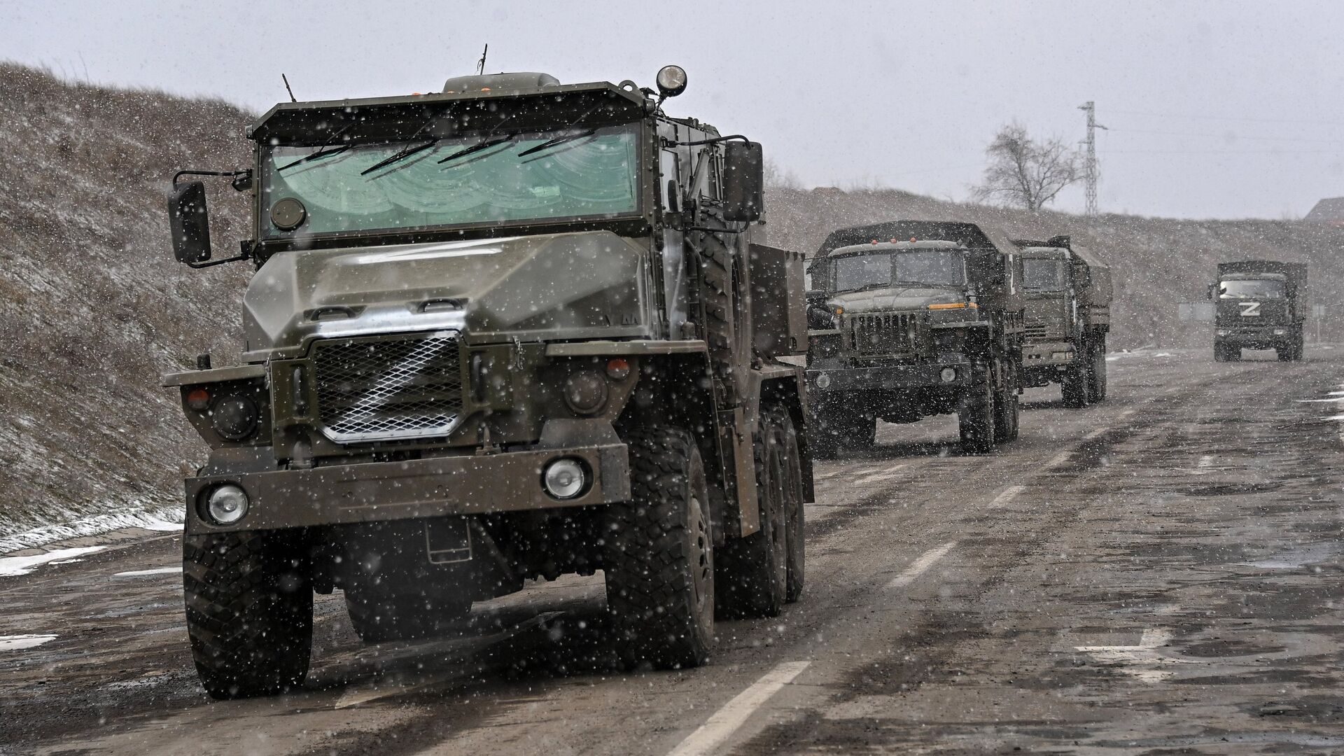 Колонна российской военной техники на шоссе в окрестностях Херсона. - РИА Новости, 1920, 15.03.2022