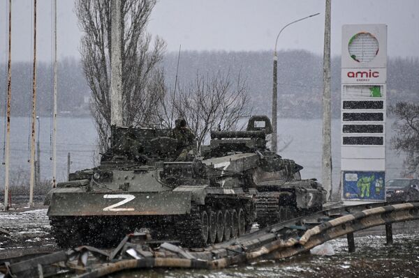 Колонна российской военной техники на шоссе в окрестностях Херсона