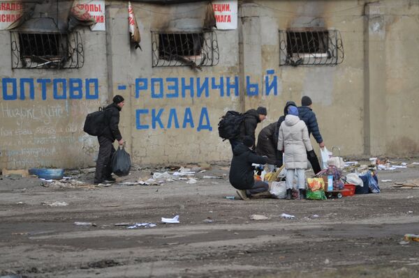 Местные жители несут продукты в Мариуполе