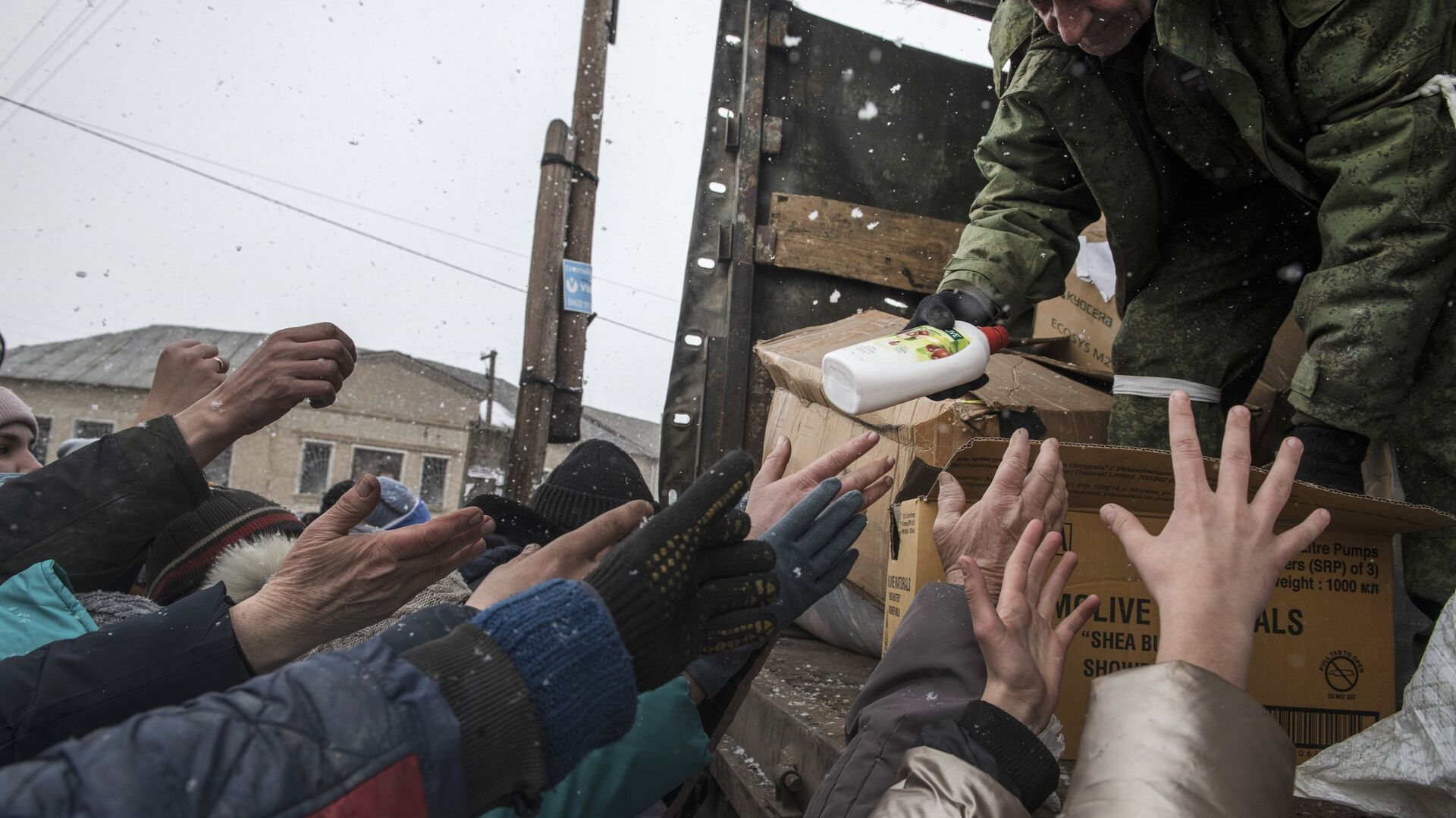 Беженцы из Мариуполя продукты гуманитарная помощь жители продукты - РИА Новости, 1920, 13.04.2022