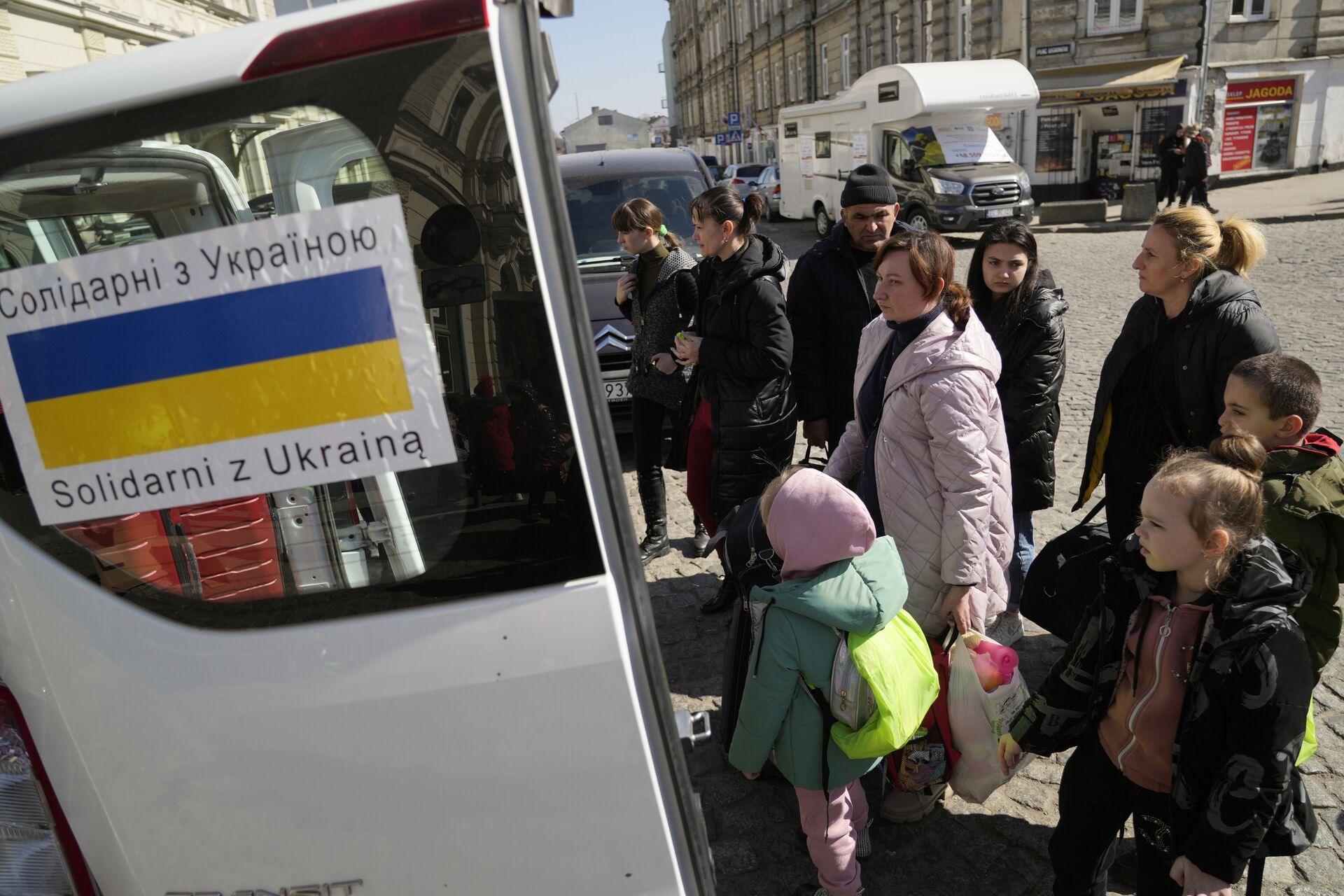 Ес украинцах. Украинские беженцы в Польше 2022. Украинские беженцы в Европе. Украинские беженцы с детьми в Европе. Украинцы в Польше беженцы.