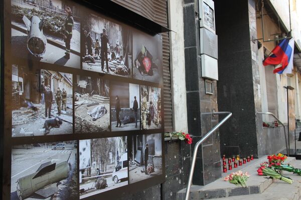 место гибели мирных жителей в результате удара по Донецку украинской «Точкой-У» фотографии цветы свечи