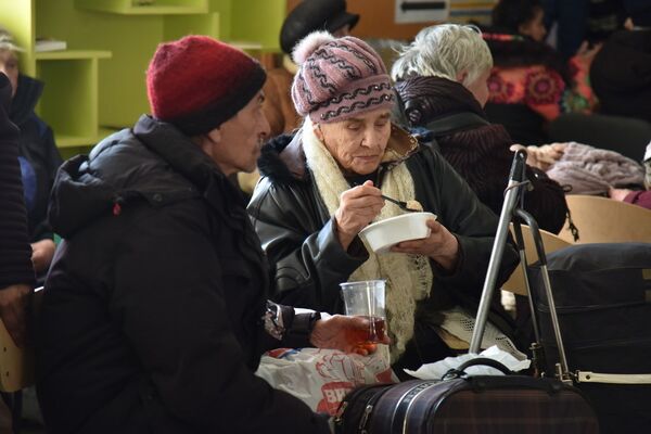 пункт временного размещения в Володарском беженцы жители Мариуполь Украина еда столовая